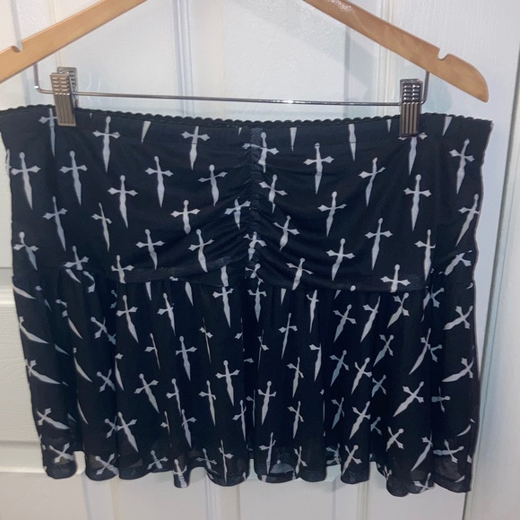 Social Collision Dresses & Skirts - Chic Black and White Cross Pattern Mini Skirt